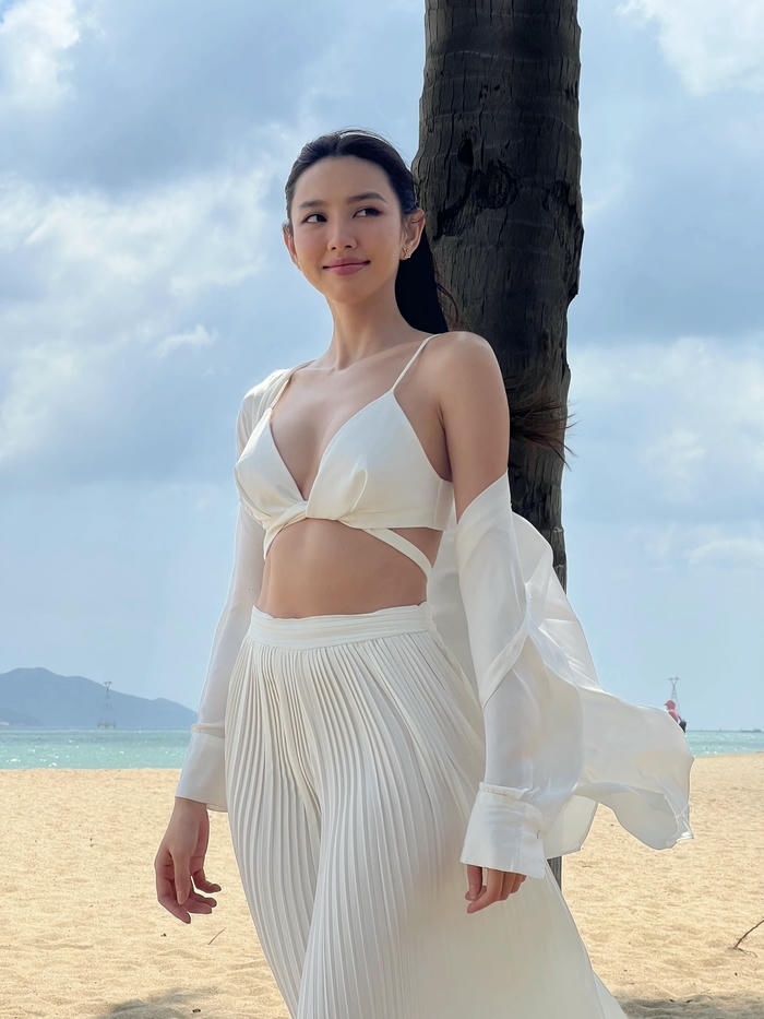 Nguyễn Thúc Thùy Tiên bikini có nét duyên tự nhiên