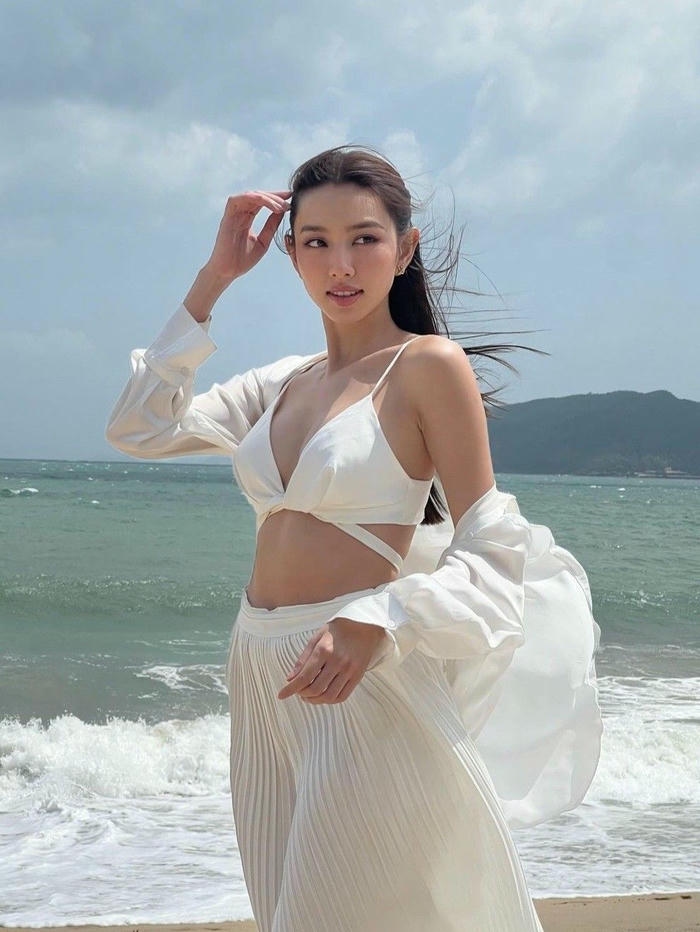 Nguyễn Thúc Thùy Tiên bikini có thần thái rạng rỡ