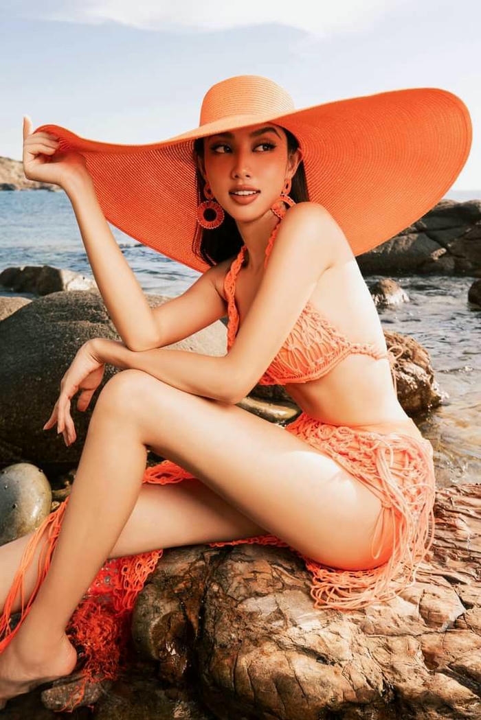 Nguyễn Thúc Thùy Tiên bikini có thần thái thanh lịch