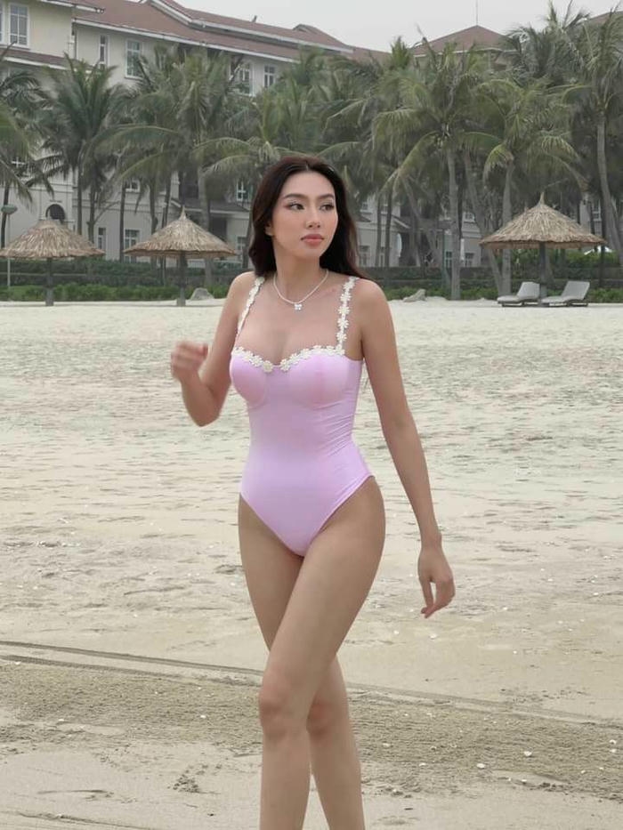 Nguyễn Thúc Thùy Tiên bikini mang diện mạo trẻ trung
