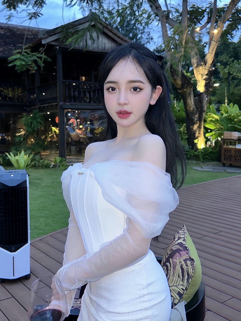 Trần Huyền Châu duyên dáng cùng diện mạo nổi bật