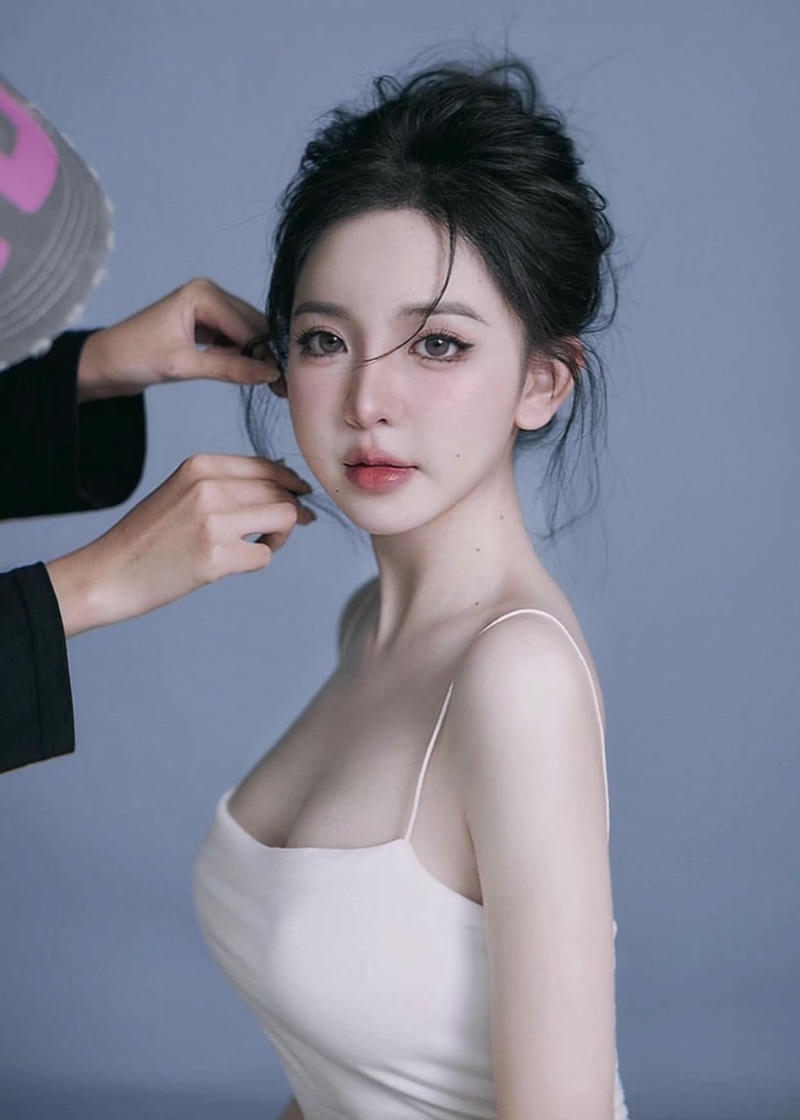 Trần Huyền Châu sở hữu vẻ đẹp thanh tú nổi bật