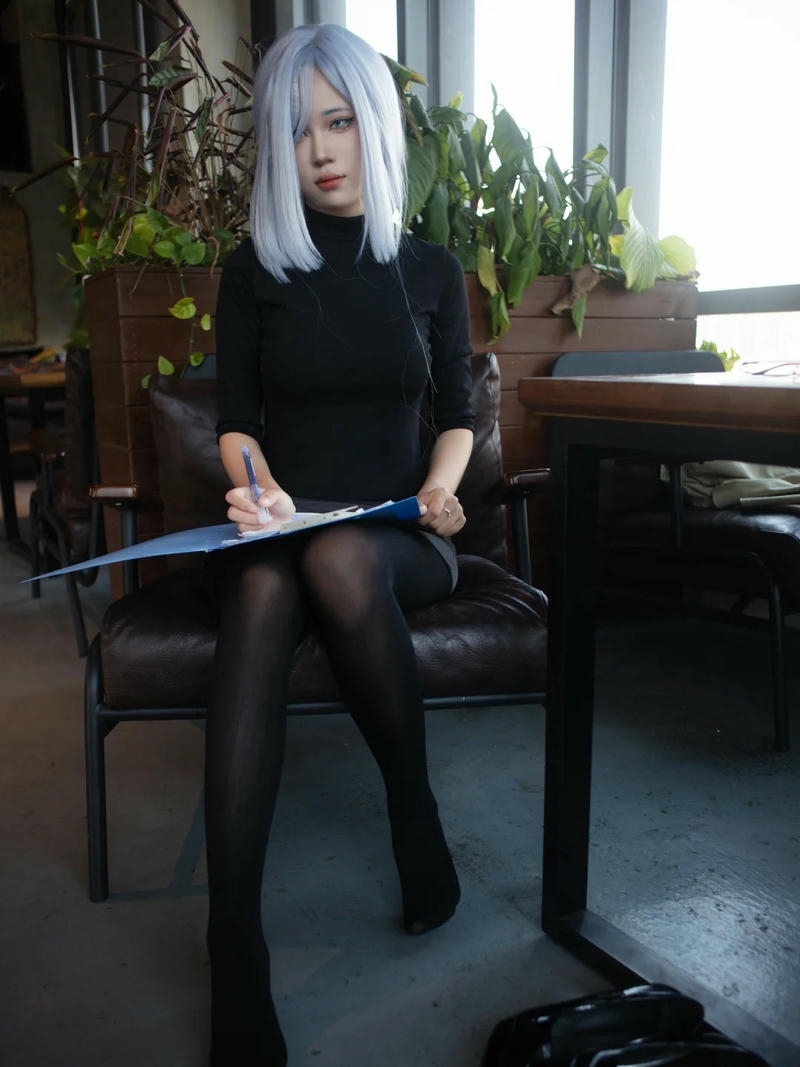 Cosplay thư ký có diện mạo duyên dáng cuốn hút