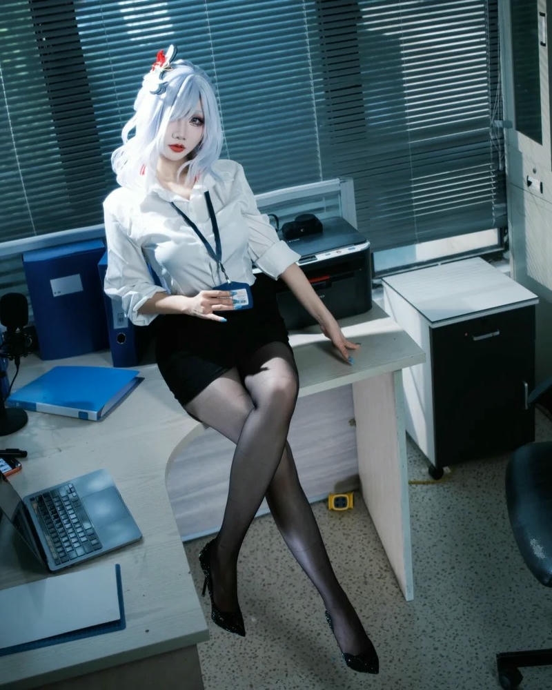 Cosplay thư ký có nét đẹp dịu dàng nổi bật