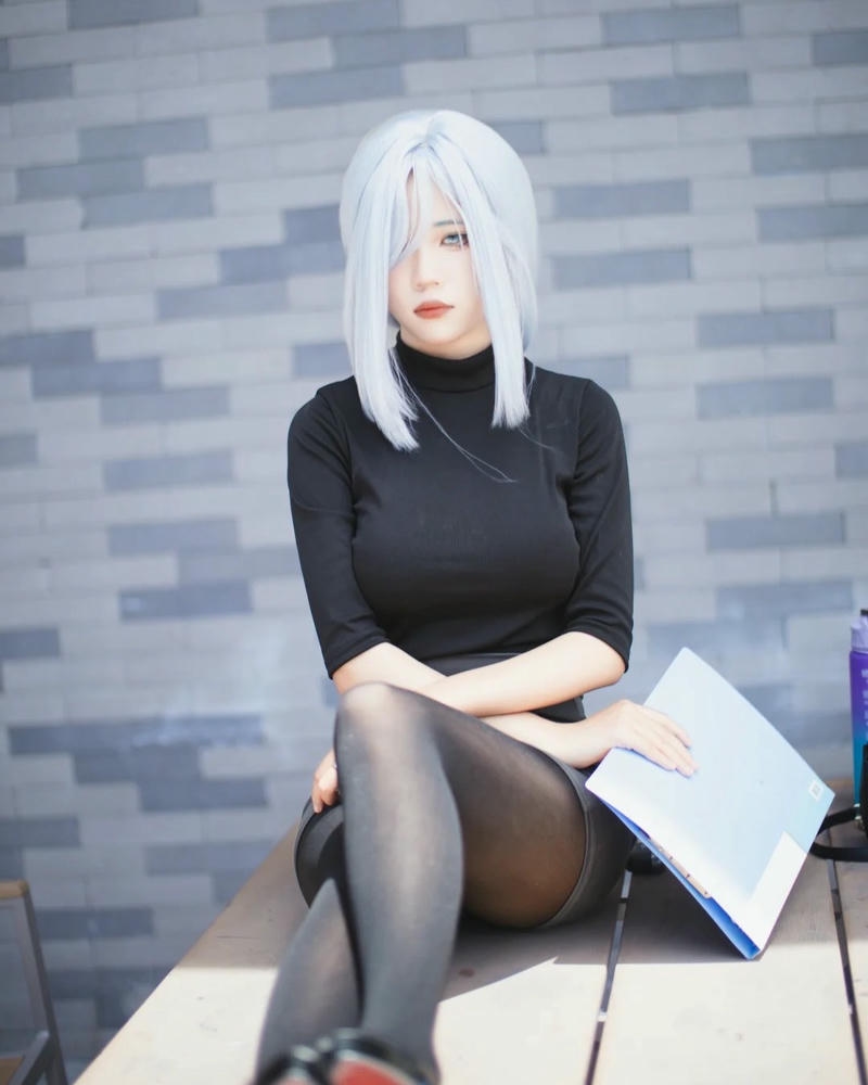 Cosplay thư ký có phong thái nhẹ nhàng nổi bật