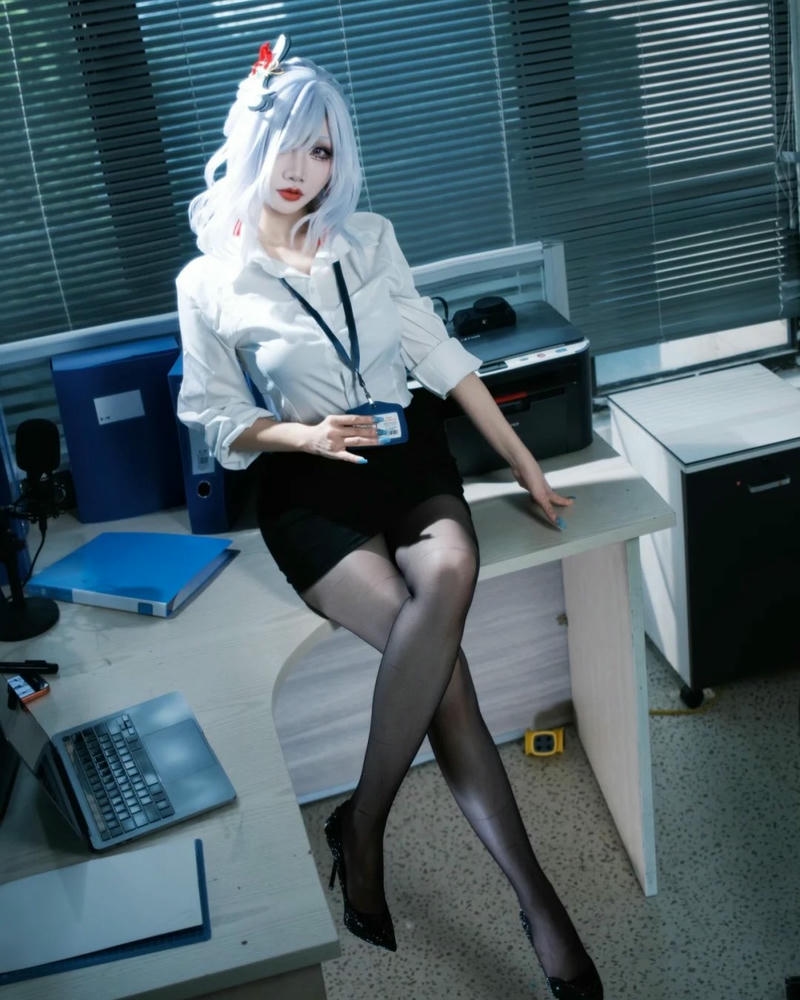 Cosplay thư ký có tạo hình chỉn chu hài hòa