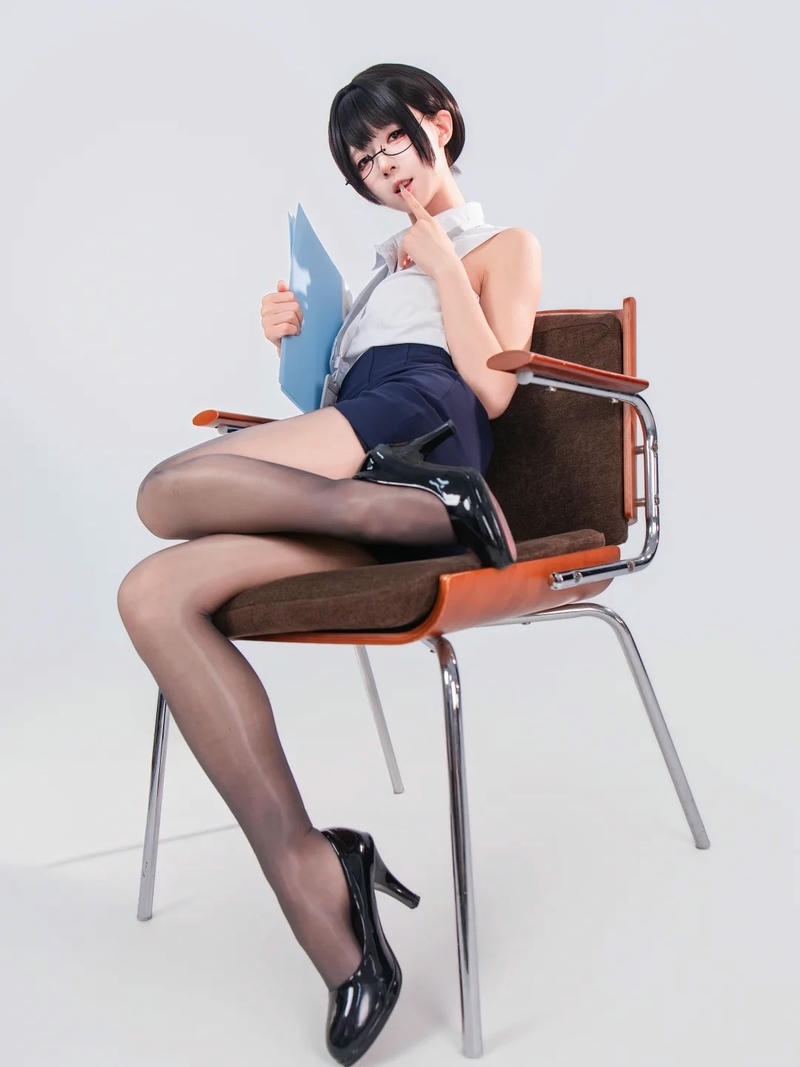 Cosplay thư ký mang diện mạo duyên dáng thanh thoát