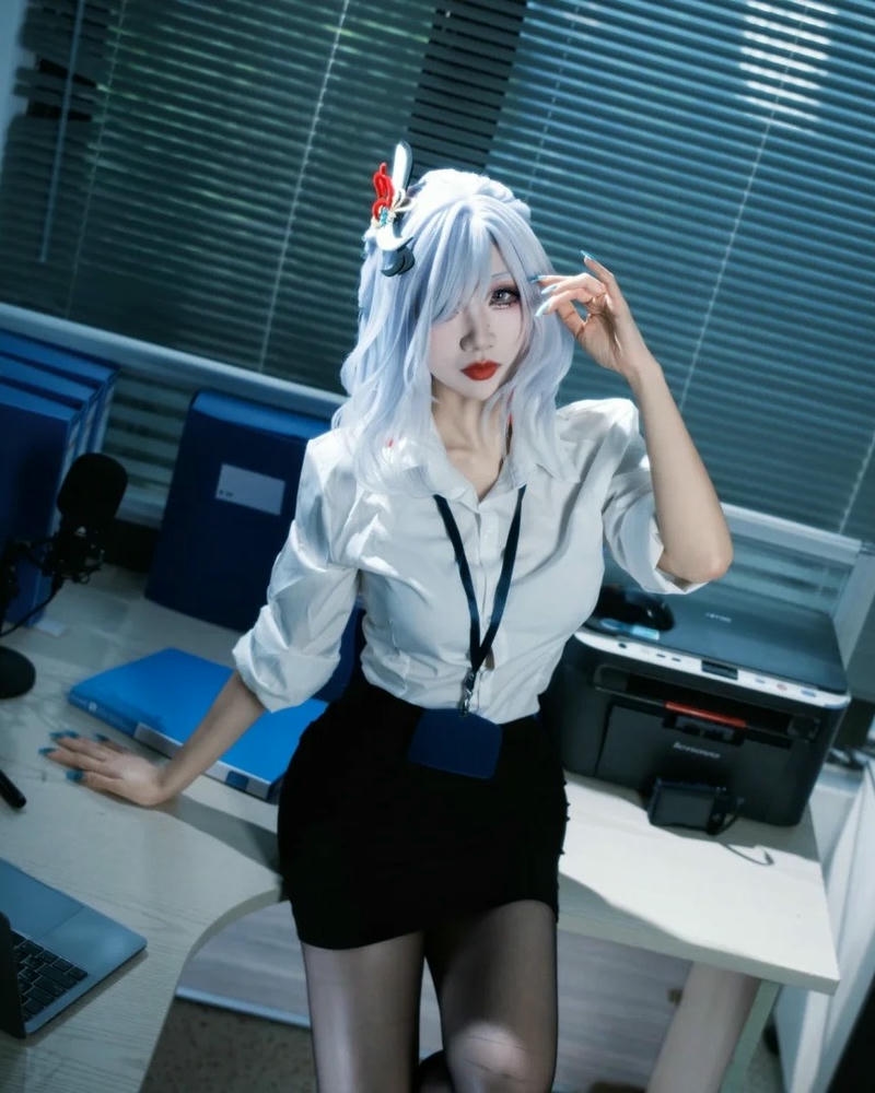 Cosplay thư ký mang nét đẹp trưởng thành cuốn hút