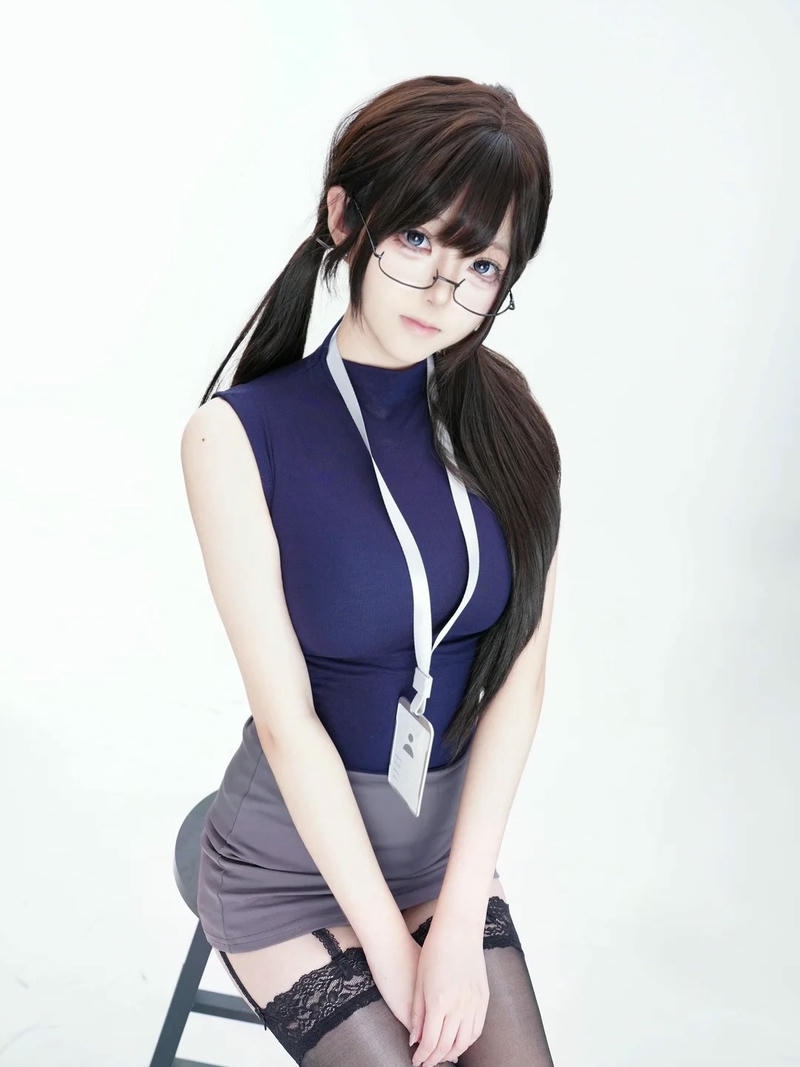 Cosplay thư ký mang phong thái chuyên nghiệp tinh tế