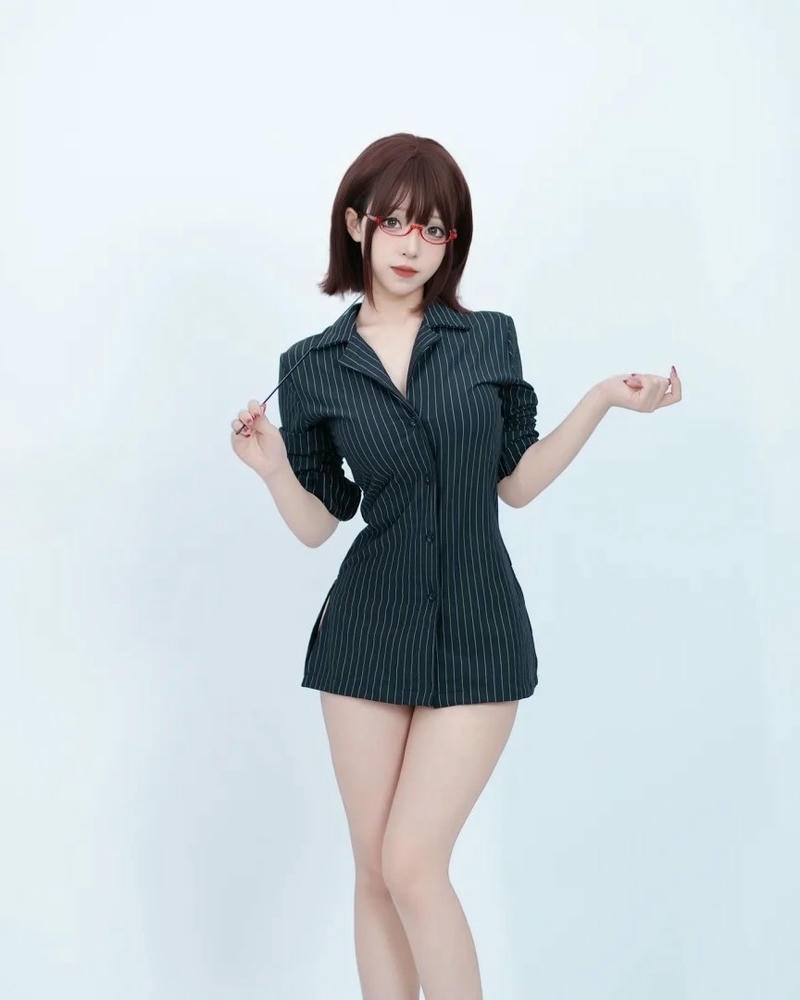 Cosplay thư ký mang tạo hình trang nhã tinh tế