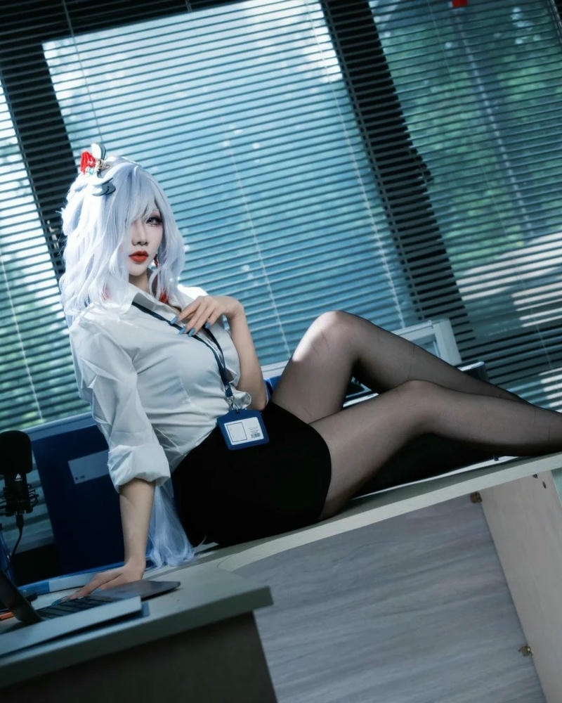 Cosplay thư ký mang thần thái tự tin nổi bật