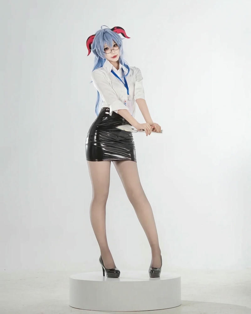 Cosplay thư ký mang vẻ ngoài tự tin nổi bật