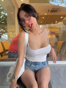 Pong Kyubi là ai? Giải mã danh tính ‘Hot Girl’ gây sốt Vietnam Motor Show 2019