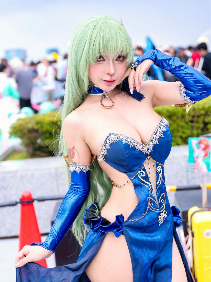 Umeko J cosplay mang thần sắc tươi sáng tinh tế